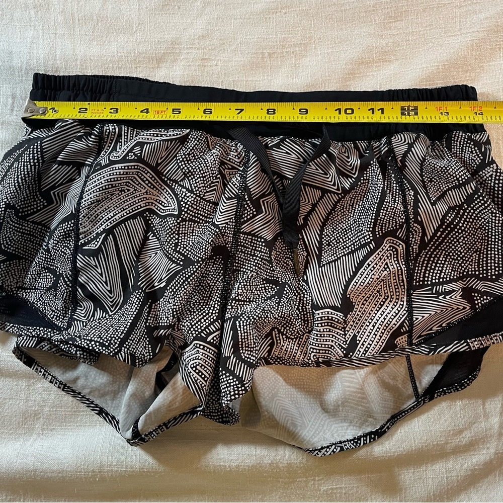 Lululemon Hotty Hot 2" Running Shorts Womens Dottie Tribe White Black Sz 10 - Picture 6 of 11